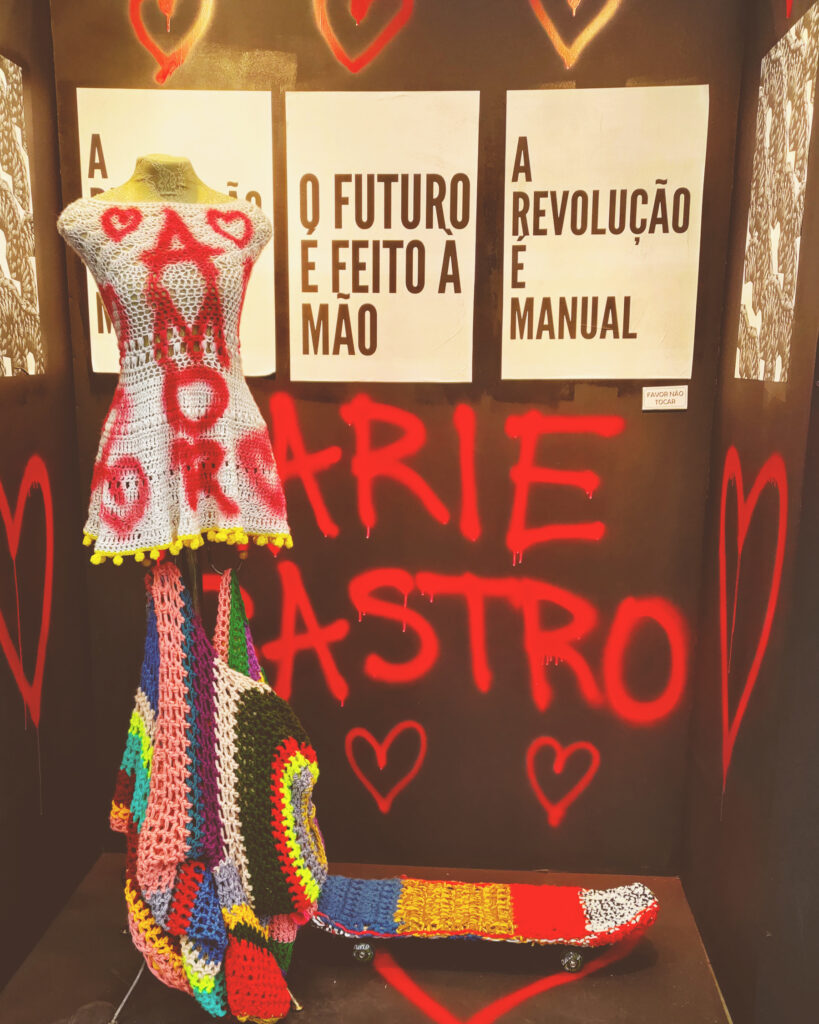 Intervenção de arte e moda.